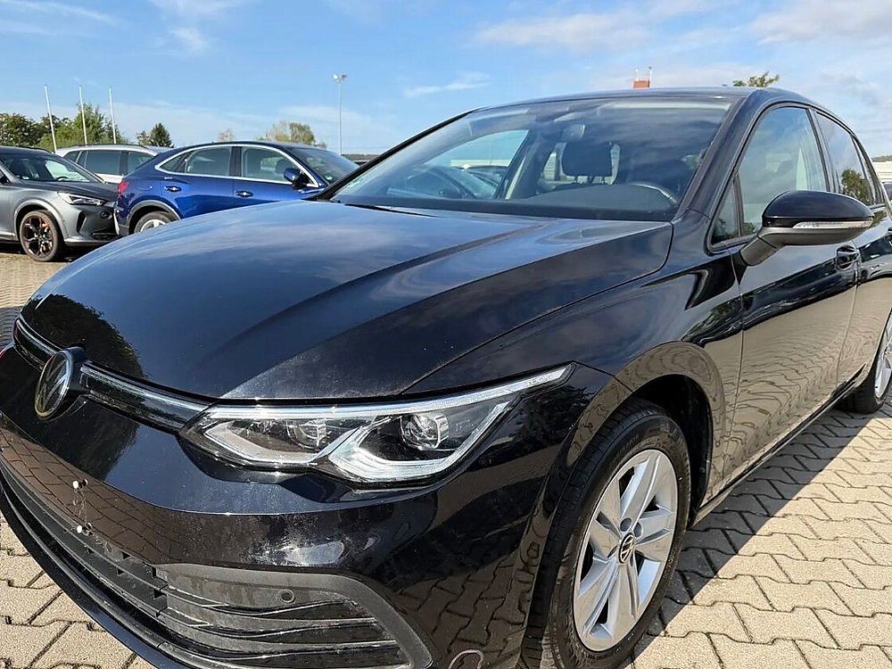 Volkswagen Golf VIII 2.0 TDI Business Premium, čierna farba, pohľad z boku